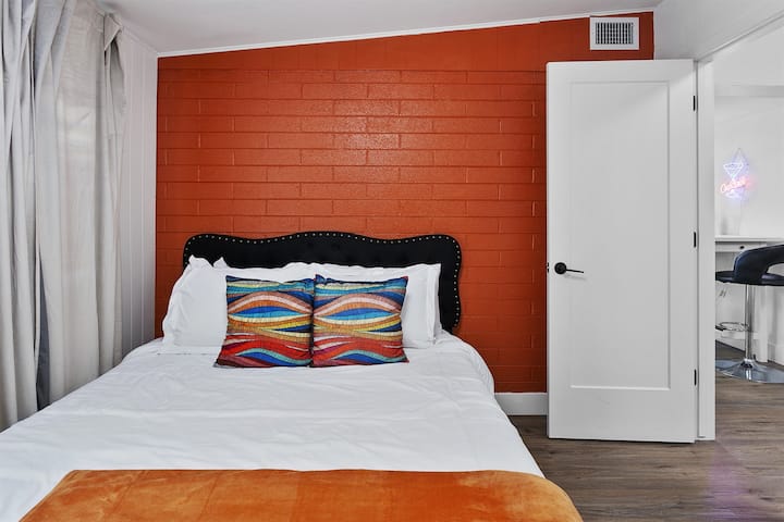 Zobuďte sa v živom pohodlí! Naša menšia manželská posteľ na teplom oranžovom pozadí vás pozýva na oddych a načerpanie nových síl vo veľkom štýle.