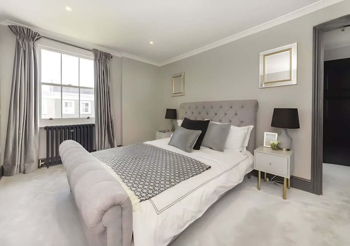 Luxury Chelsea House with Parking
