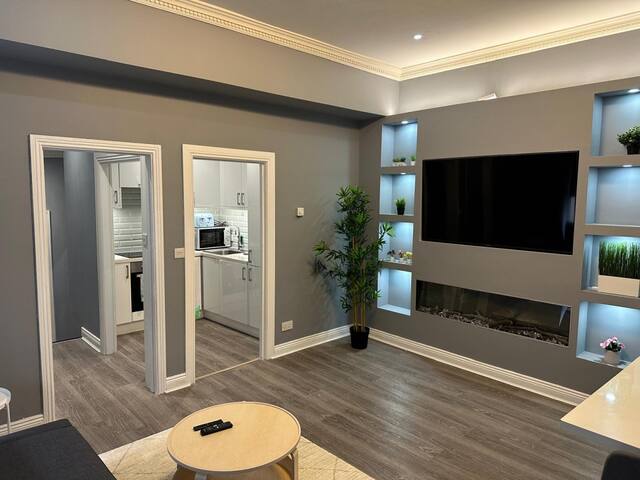 Best Location! Heart of City Modern Apartment! gallery image 4