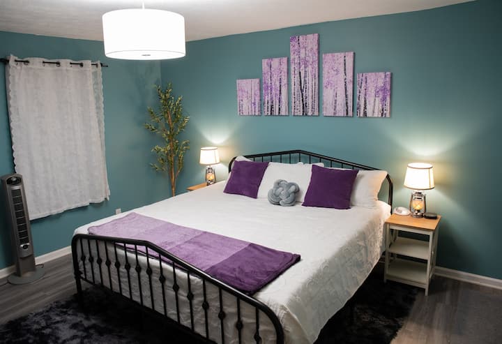 ליהנות מהזוהר החם של חדר השינה הנעים שלנו, שבו מצעים רכים ועיצוב מזמין מבטיחים חלומות נעימים ולילות נינוחים. ️✨ #WarmWelcome