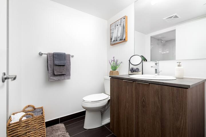 Sleek 2BR w 2BA walk to UofT! Sleeps 5 – 3 Beds gallery image 2