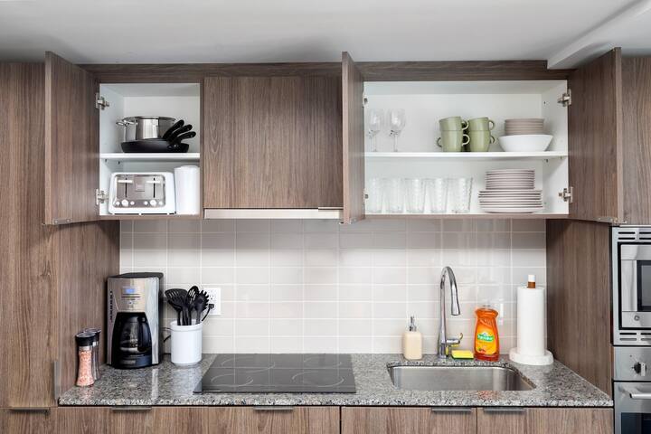 Sleek 2BR w 2BA walk to UofT! Sleeps 5 – 3 Beds gallery image 5