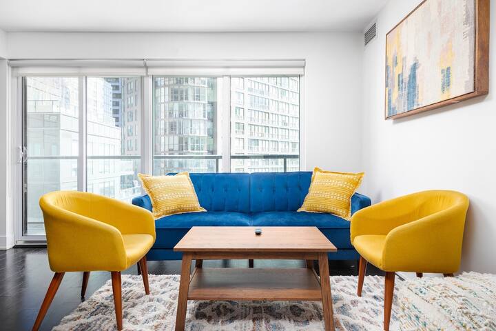 Sleek 2BR w 2BA walk to UofT! Sleeps 5 – 3 Beds gallery image 4