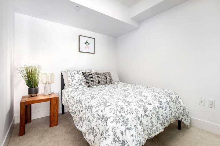 Sleek 2BR w 2BA walk to UofT! Sleeps 5 – 3 Beds gallery image 3