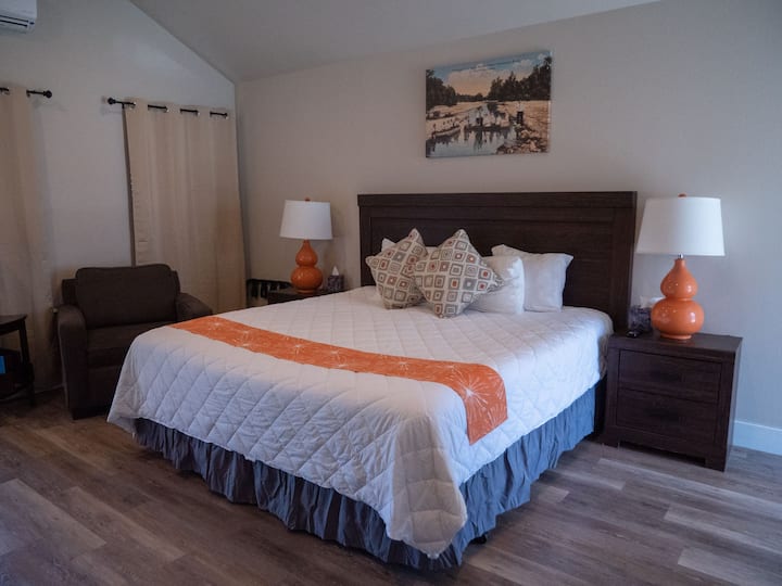 River View Deluxe King Cabin #23 - Kerrville, TX