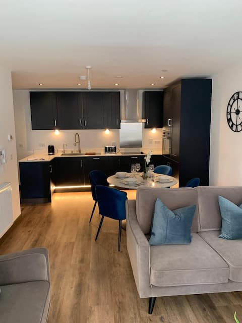 The Sunrise Den-Lovely 2 bedroom apartment/Parking