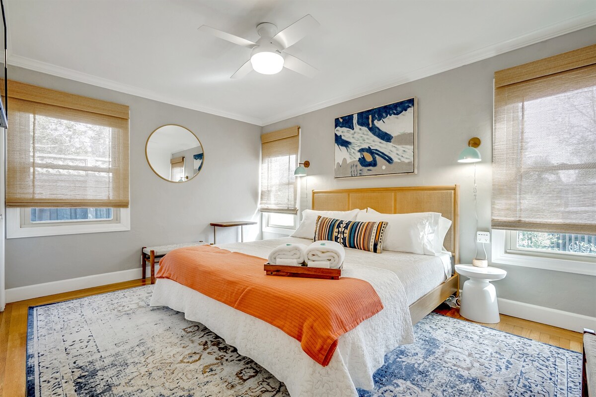 ห้องนอนหลักพร้อมเตียงคิงไซส์ - ที่นอนนุ่มและลอยตัวเหมือนนอนบนก้อนเมฆ!