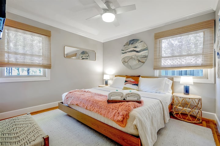 Spálňa 2 má tiež manželskú posteľ King, útulné bavlnené plachty a prikrývky a matrac tak pohodlný, že budete chcieť zostať v posteli celý deň (okrem toho, že je tu príliš veľa dobrodružstiev, ktoré vás volajú z dverí!)