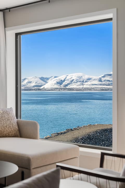 Premium Waterfront Apartment–Sea & Mountain View