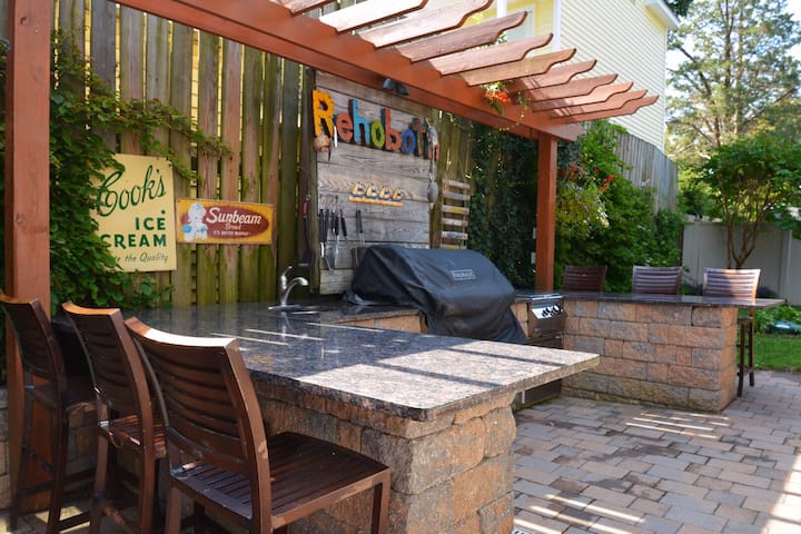 Easy Walk To The Beach! Lovely Porch Sleeps 14 - Rehoboth Beach, DE