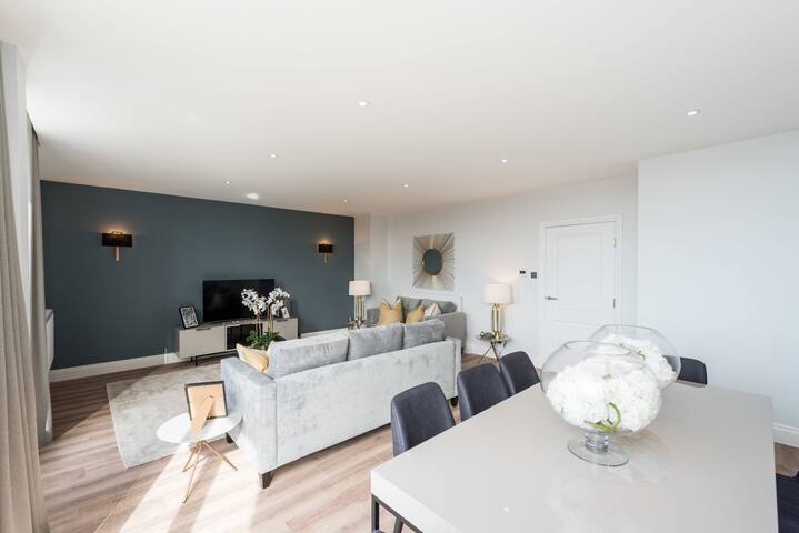 Beautiful 4BD Duplex Apartment nr. Kensignton with gallery image 5