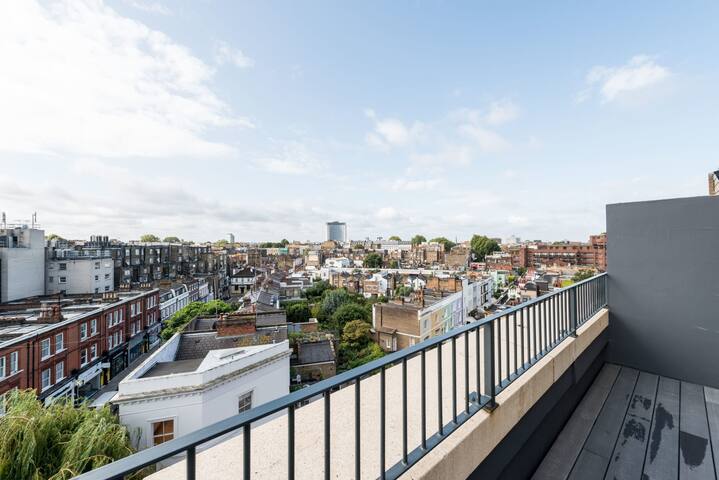 Beautiful 4BD Duplex Apartment nr. Kensignton with gallery image 3