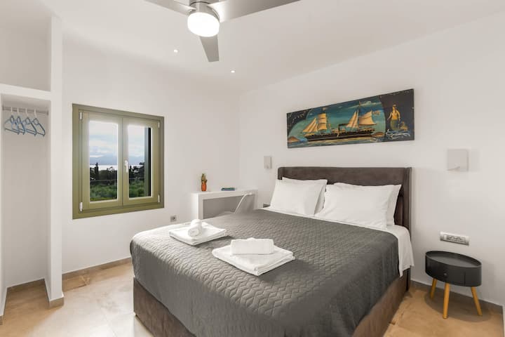 Chumba cha kulala – Chenye starehe na Mwangaza na Feni ya Dari
Sehemu ya kuvutia yenye vitanda viwili, madirisha yaliyofungwa na mwanga laini.