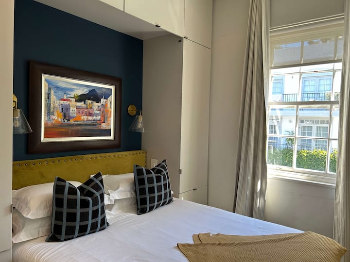 ห้องนอน 2 มีโคมไฟอ่านหนังสืออยู่ข้างเตียงแต่ละด้าน และมีปลั๊กไฟอยู่ใต้ทีวีใกล้กับปลายเตียง