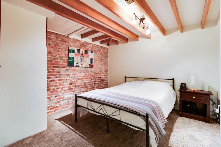 Bračni krevet (širine 150-179 cm).