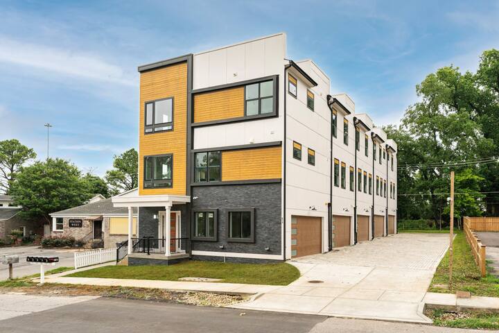 Weekend Getaway-Walk to Coffee Shop- 2 Car Garage! gallery image 2