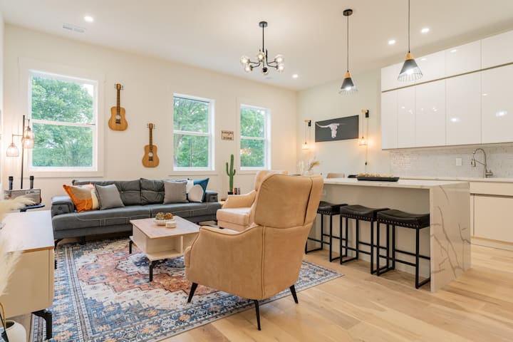 Weekend Getaway-Walk to Coffee Shop- 2 Car Garage!