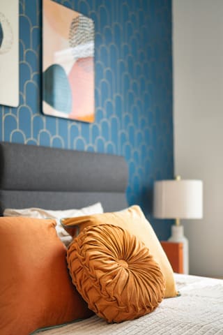 Weekend Getaway-Walk to Coffee Shop- 2 Car Garage! gallery image 4