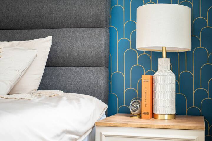 Weekend Getaway-Walk to Coffee Shop- 2 Car Garage! gallery image 5