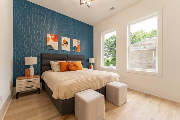 Weekend Getaway-Walk to Coffee Shop- 2 Car Garage! gallery image 3