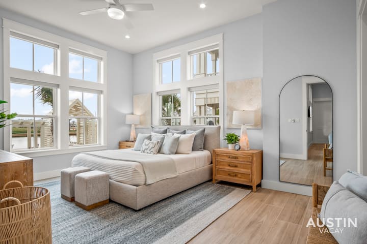 メインフロアにある美しく広々とした寝室で、スマートテレビと専用バスルームが備わっています