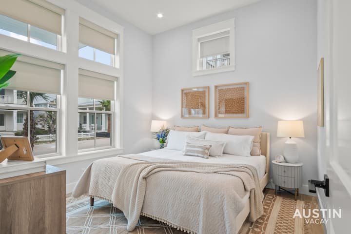 メインフロアの最初の寝室には、スマートテレビ付きのキングサイズベッドと専用バスルームが備わっています