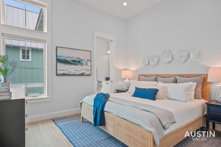 スマートテレビと美しいタイル張りのスイートバスルームを備えた2階の寝室