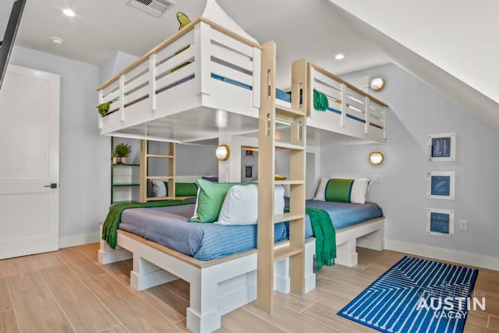 ゲームルームのすぐそばに7つのツインベッドがある3階の二段ベッドルーム