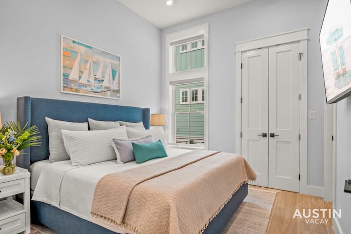 メインフロアの寝室には、スマートテレビ付きのキングサイズベッドと専用バスルームが備わっています