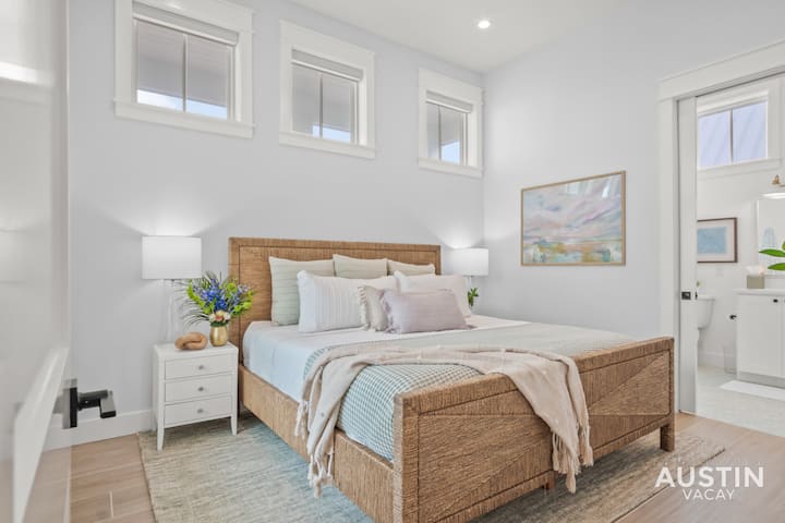 スマートテレビと専用バスルームを備えた2階の寝室