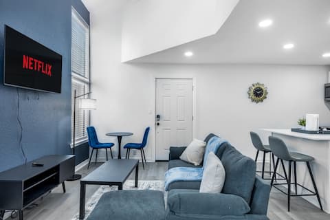 Top performing Airbnb: 5 Min to Love Field | Gated+Guard | 2BR | Parking in Arlington Park