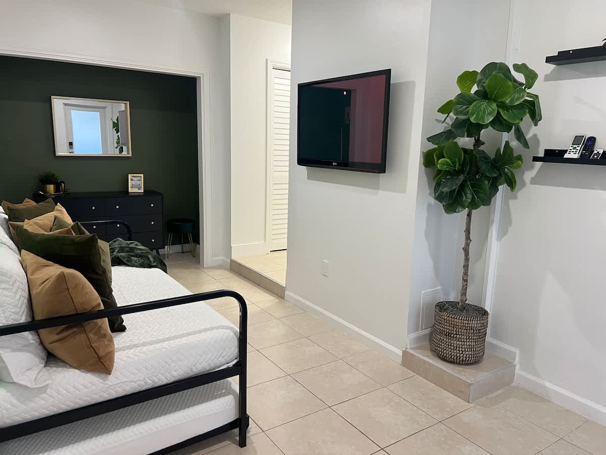 Მყუდრო მისაღები ოთახი! შესანიშნავად გაფორმებული მიწის ტონებითა და სიმწვანით ტროპიკული შთაბეჭდილების შესათავაზებლად. 