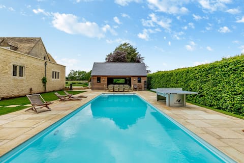 Swimming pool and hot tub - Keepers Lodge