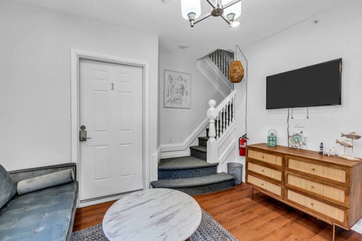 Fully Renovated 1BR Ocean Grove Penthouse Suite #7