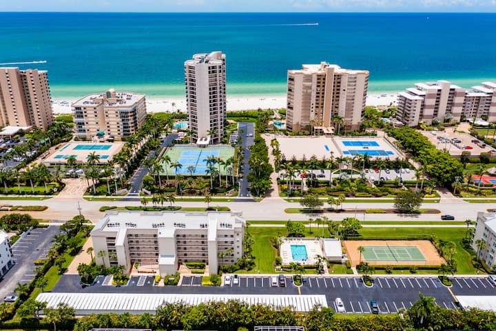 Luxurious Island 3 Bed Retreat I Walk To Beach - Marco Island, FL