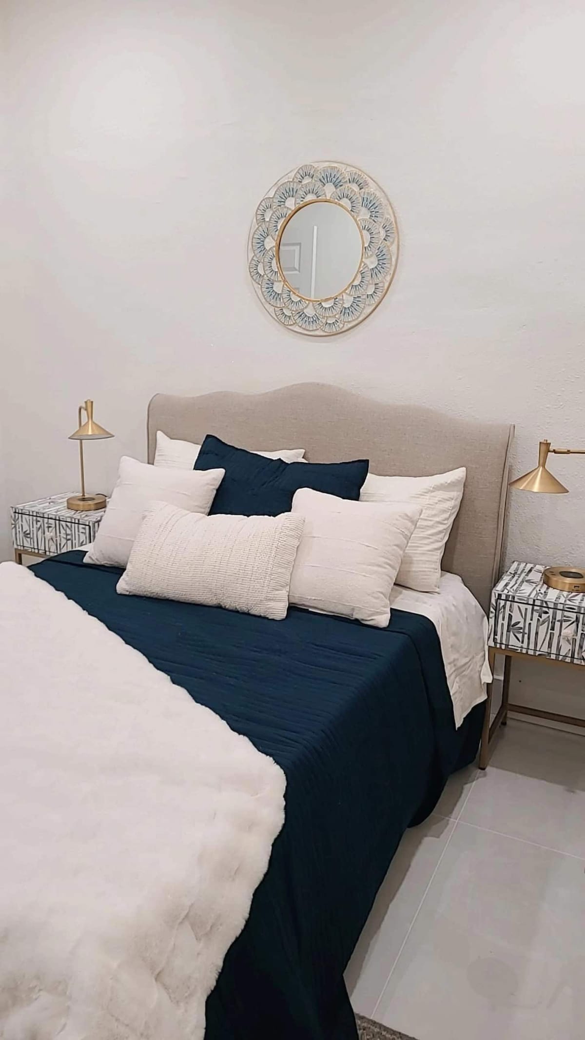 Cama tamaño queen con armario privado y una ventana para una gran iluminación.