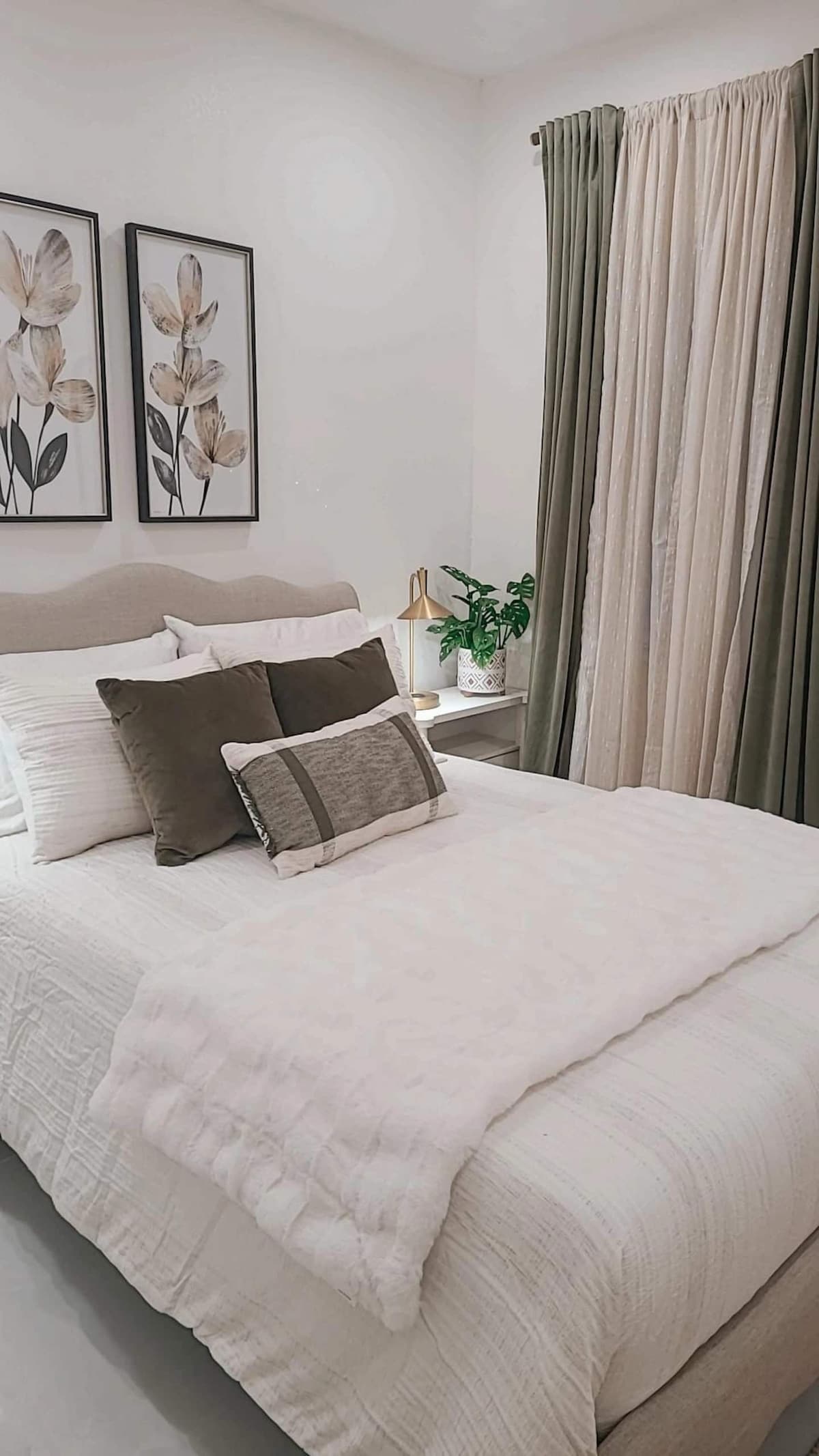 Cama tamaño queen, armario privado y ventana para iluminación adicional 