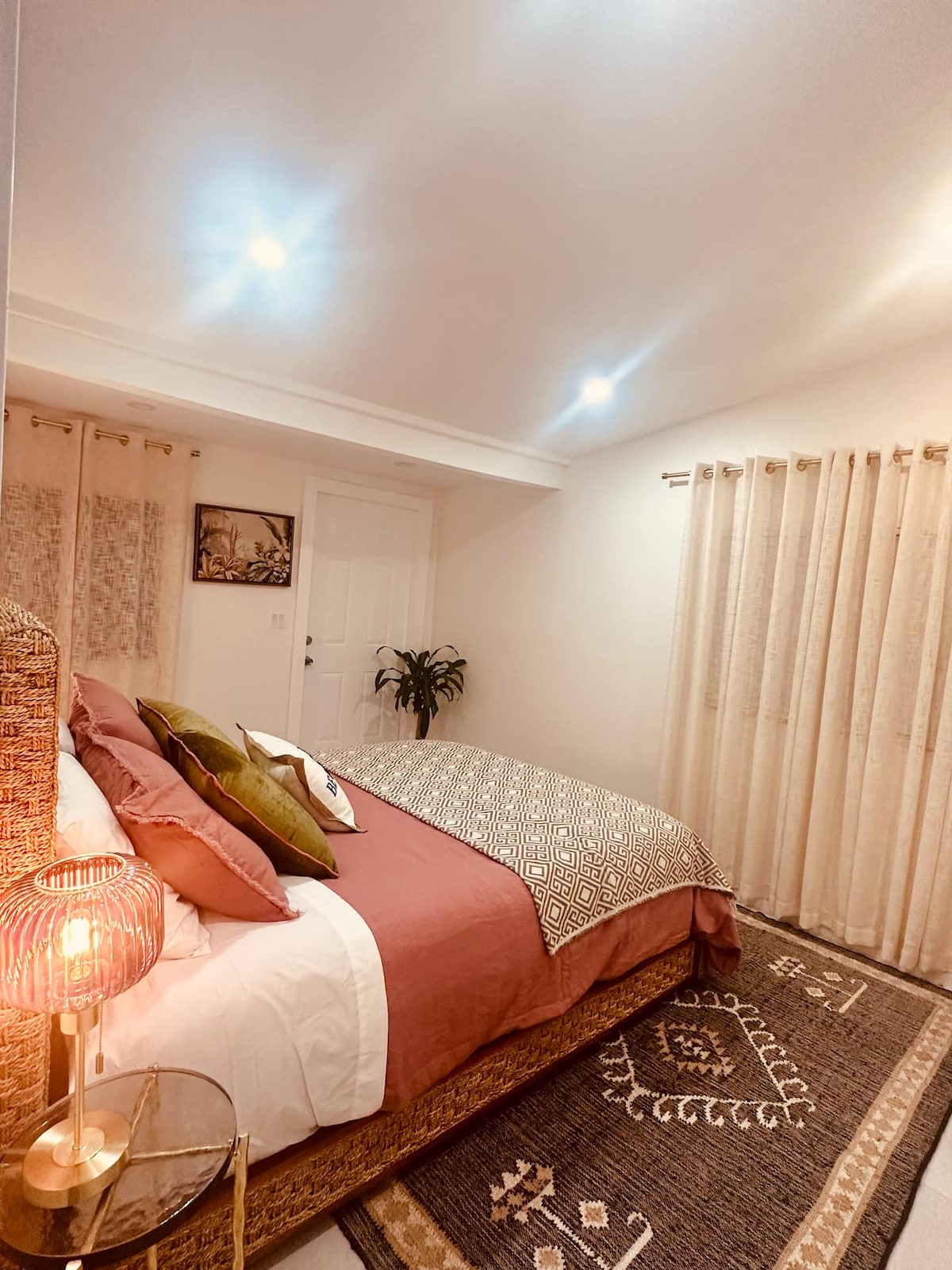 Amplia habitación con cama tamaño queen, vestidor y gran iluminación. 