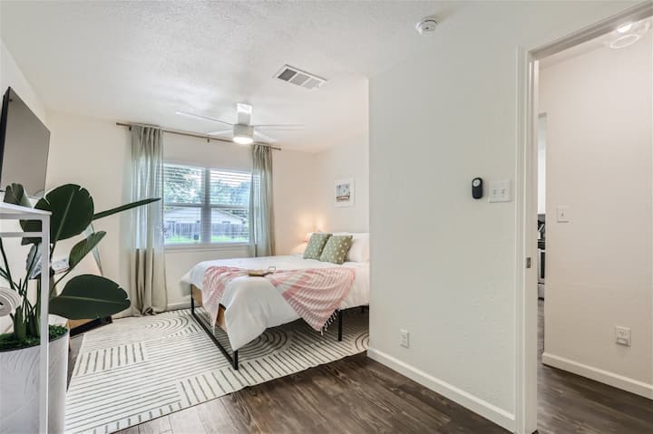 Модерна спалня с минималистичен дизайн и висококачествено спално бельо.