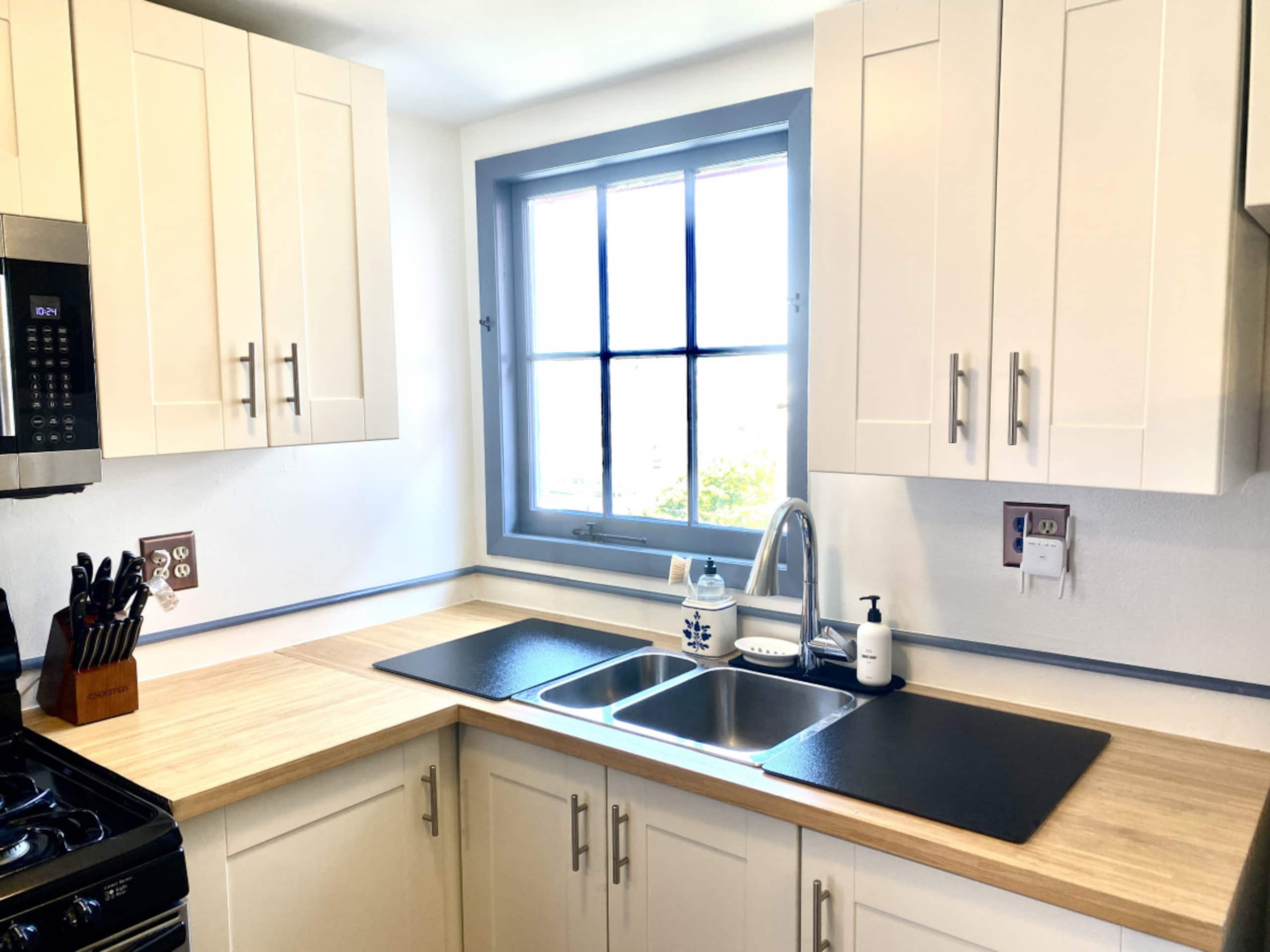 Historic Victorian retreat w/ skyline views - Image 7