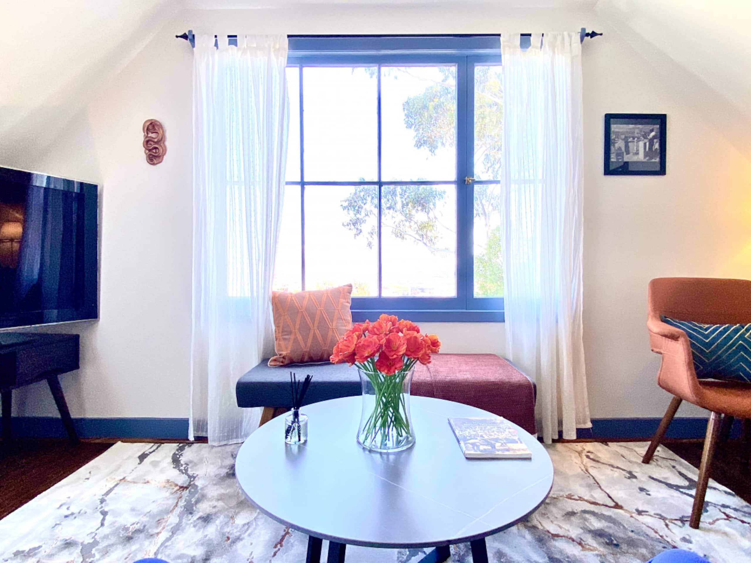 Historic Victorian retreat w/ skyline views - Image 3