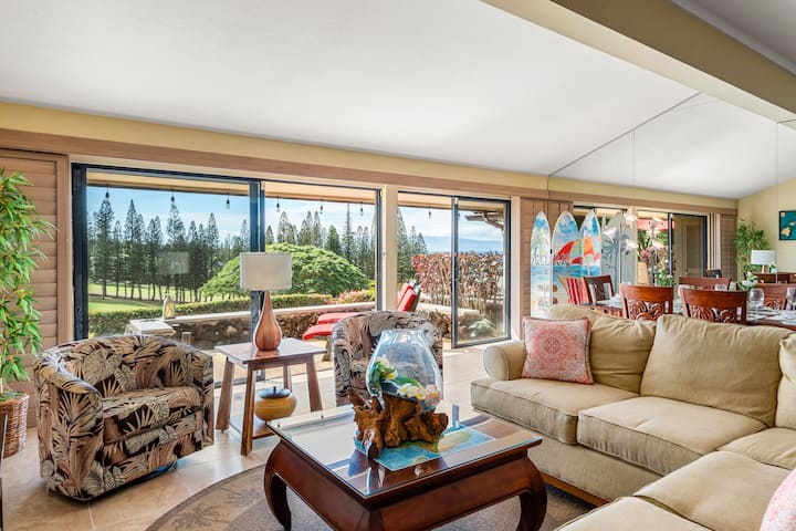 Disfruta de la sala de estar de planta abierta con grandes ventanales que ofrecen unas vistas inmejorables del lanai, el campo de golf y el océano ".