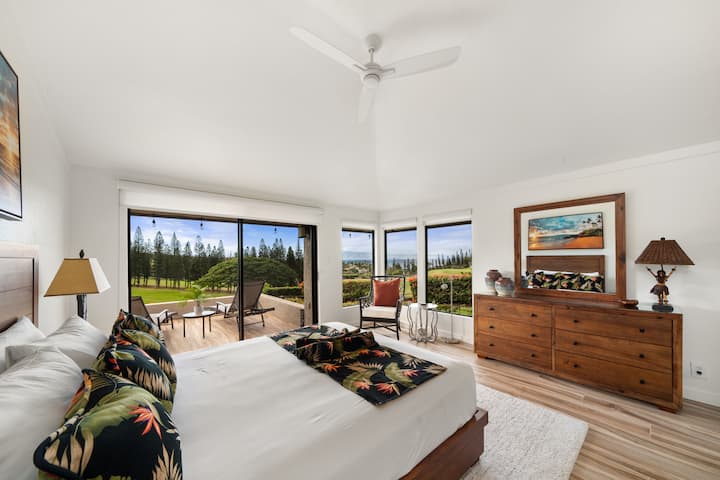 Despiértate con unas vistas impresionantes de la exuberante vegetación y el océano Pacífico desde este espacioso dormitorio, completo con acceso al patio privado.