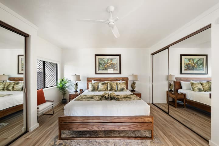 Disfruta de la máxima comodidad en este dormitorio elegantemente diseñado con armarios con espejos, decoración tropical y ambiente acogedor, ideal para una estadía tranquila.