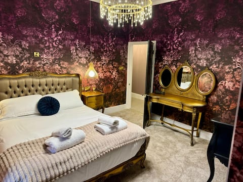 Secret Garden House - 7 Bedroom Manor House