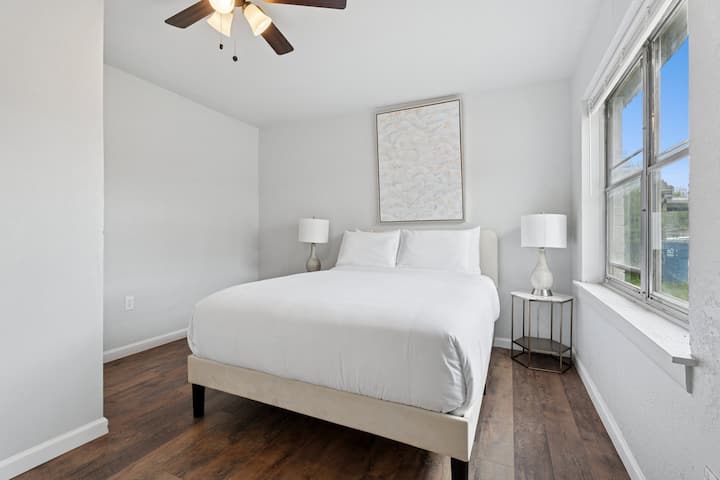 תנו לאור הטבעי לזרום פנימה! חדר קווין-סייז הזה מזמין לכם מפלט שקט עם נופים מקסימים.