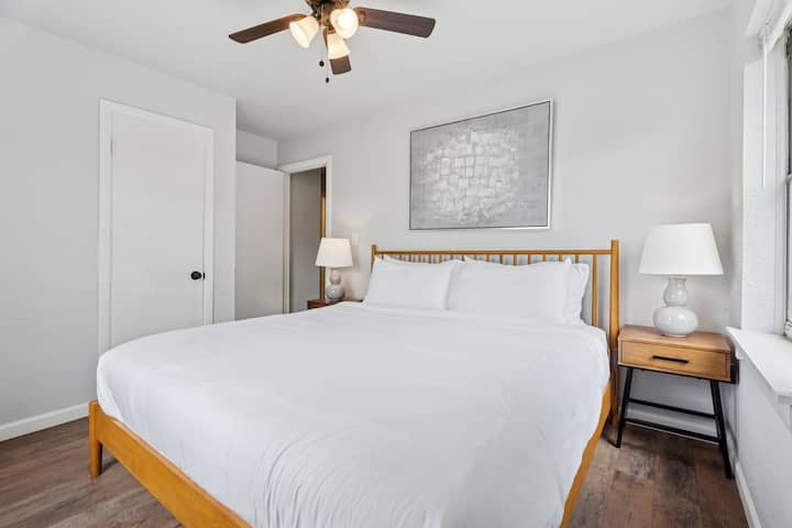 תנו לאור הטבעי לזרום פנימה! חדר קווין-סייז הזה מזמין לכם מפלט שקט עם נופים מקסימים.