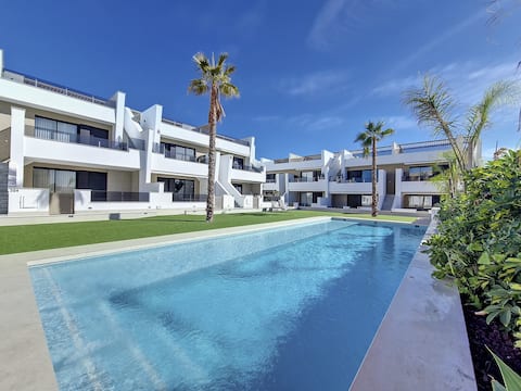 Penthouse apartment with pool, parking and Wi-Fi