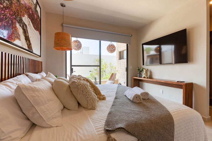 Главна спална соба: спокојно одморалиште со мека постелнина, уметнички декор и прекрасен поглед кон градината!