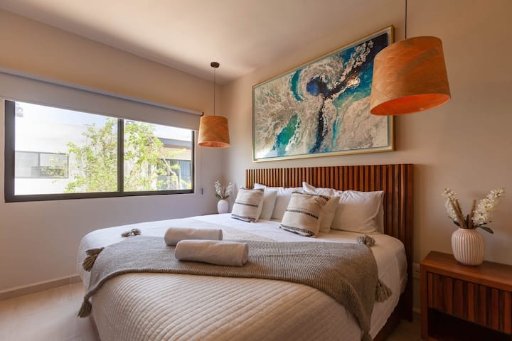 Главна спална соба: светол простор со стилска уметност, модерен декор и поглед на бујно зеленило!